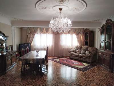 Satılır, köhnə tikili, 4 otaqlı, 160 m², Bakı, Nərimanov r, Gənclik m.